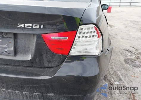 2011 BMW 328I xDrive z USA, uszkodzony, nr VIN WBAPK7C57BA818943